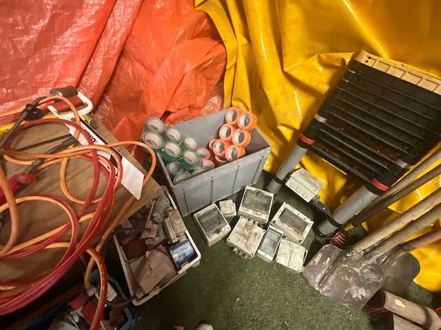 Divers aannemersmateriaal - afbeelding 16 van  17