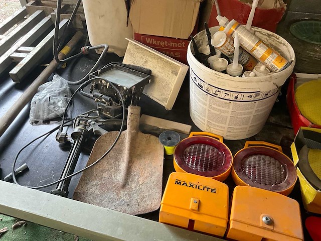 Divers aannemersmatriaal - afbeelding 11 van  11