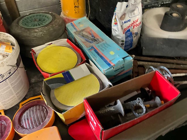Divers aannemersmatriaal - afbeelding 10 van  12