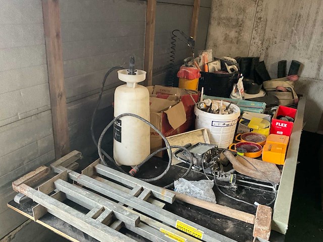 Divers aannemersmatriaal - afbeelding 2 van  12