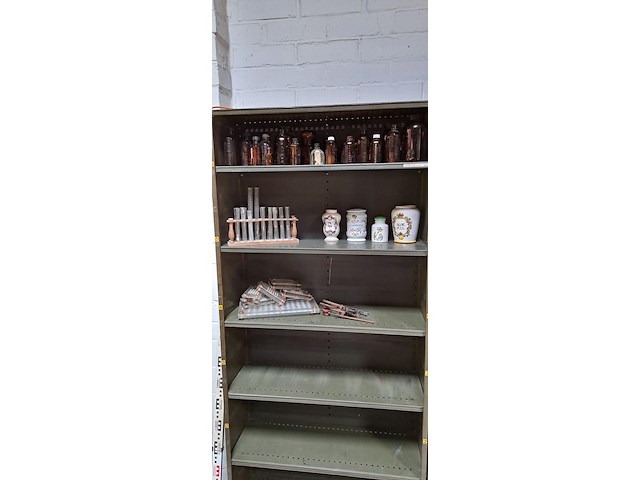 Divers apotheekmateriaal - afbeelding 3 van  3