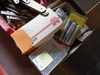 Divers bevestigingsmateriaal + zaagbladen - afbeelding 5 van  5