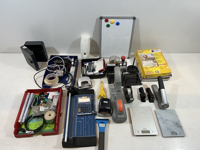 Divers bureaumateriaal - afbeelding 1 van  1