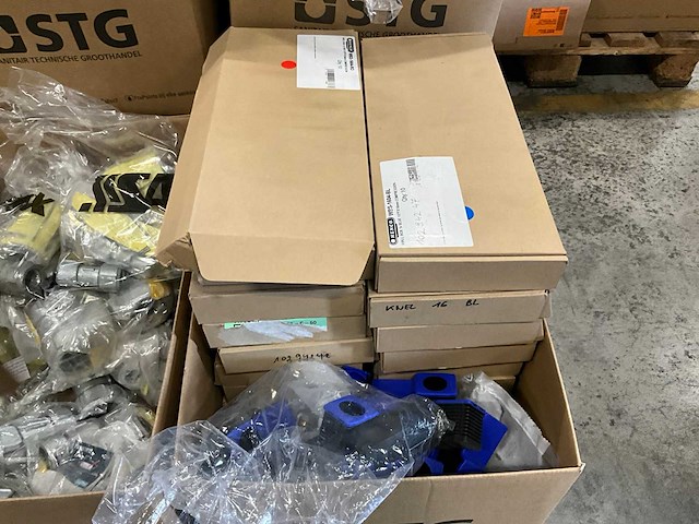 Divers cv-installatiemateriaal - afbeelding 6 van  17