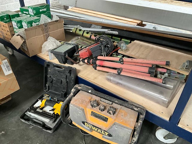 Divers gereedschap en bevestigingsmaterialen - afbeelding 1 van  12