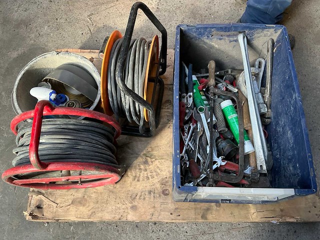 Divers handgereedsschap + 2x kabelhaspel - afbeelding 1 van  8