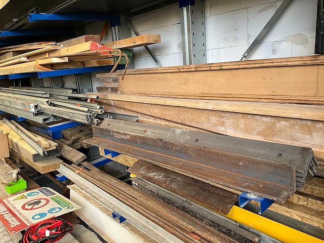 Divers hout en bouwtoebehoren - afbeelding 1 van  15
