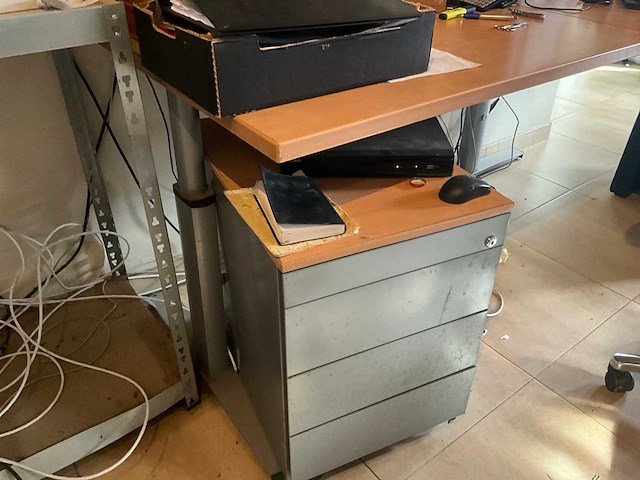 Divers kantoormeubilair - afbeelding 16 van  22