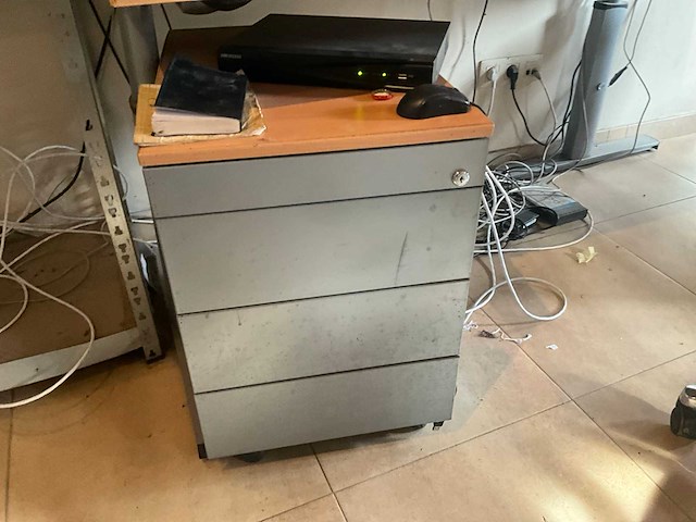 Divers kantoormeubilair - afbeelding 17 van  22