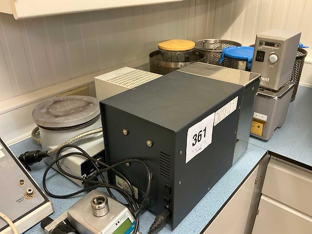 Divers laboratoriumapparatuur (7x) - afbeelding 9 van  12