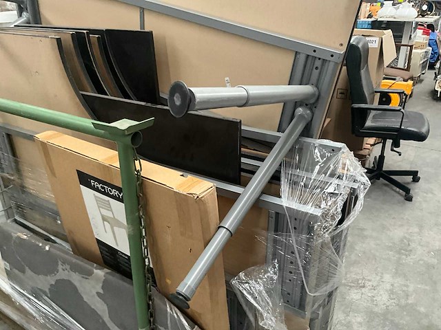 Divers meubilair/bureeltafels - afbeelding 5 van  15