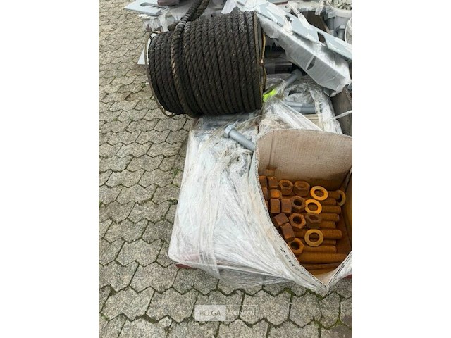 Divers pallet bouten, moeren, .. - afbeelding 1 van  5