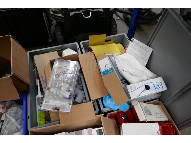 Divers sanitair materiaal - afdekrollen - stukadoor - elektrisch materiaal - afbeelding 3 van  7