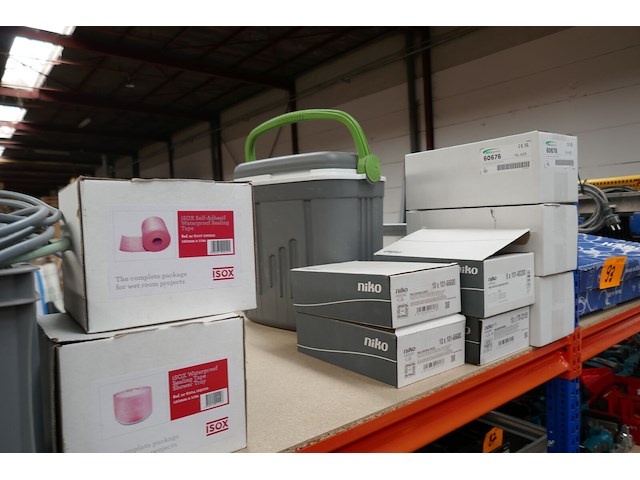 Divers sanitair materiaal - afdekrollen - stukadoor - elektrisch materiaal - afbeelding 7 van  7