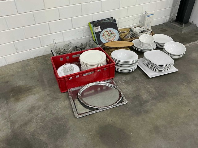 Divers servies en keukenbenodigdheden - afbeelding 1 van  5