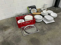 Divers servies en keukenbenodigdheden - afbeelding 1 van  5