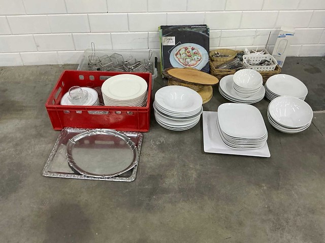 Divers servies en keukenbenodigdheden - afbeelding 2 van  5
