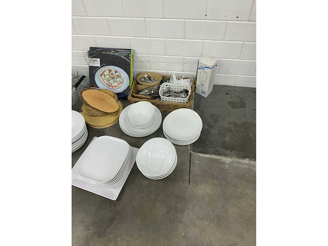 Divers servies en keukenbenodigdheden - afbeelding 3 van  5