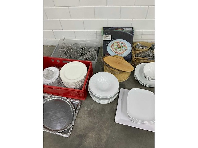 Divers servies en keukenbenodigdheden - afbeelding 4 van  5