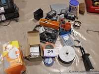 Divers toebehoren en verbruiksmateriaal (boren, gatenzagen, tape, bevestigingsmateriaal, pbm) – diverse merken