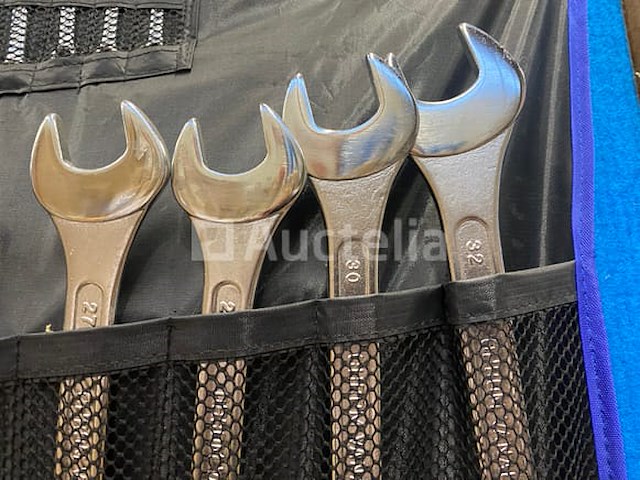 Divers waaronder betonschaar boutenschaar 42 inch, 25 delige ring steeksleutelset, 17 delige kracht adapter en kogelgewricht set, zware sloophamer 6 kilo en draadloze schroevendraaier set 18v - afbeelding 10 van  12