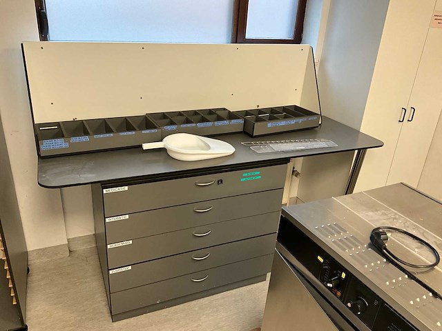 Divers ziekenhuismeubilair (3x) - afbeelding 1 van  9