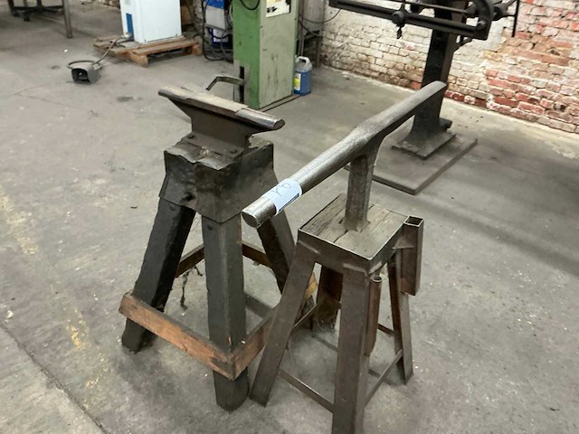 Diverse aambeelden (2x) - afbeelding 1 van  4