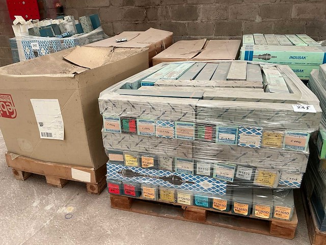 Diverse aandrijfassen (op 4x pallet) - afbeelding 1 van  5