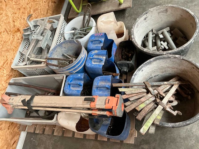 Diverse aannemersmateriaal - afbeelding 1 van  3