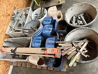 Diverse aannemersmateriaal - afbeelding 1 van  3