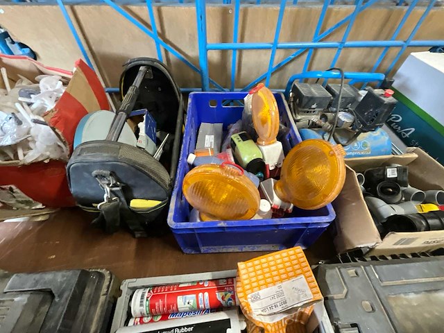 Diverse aannemersmateriaal - afbeelding 2 van  19