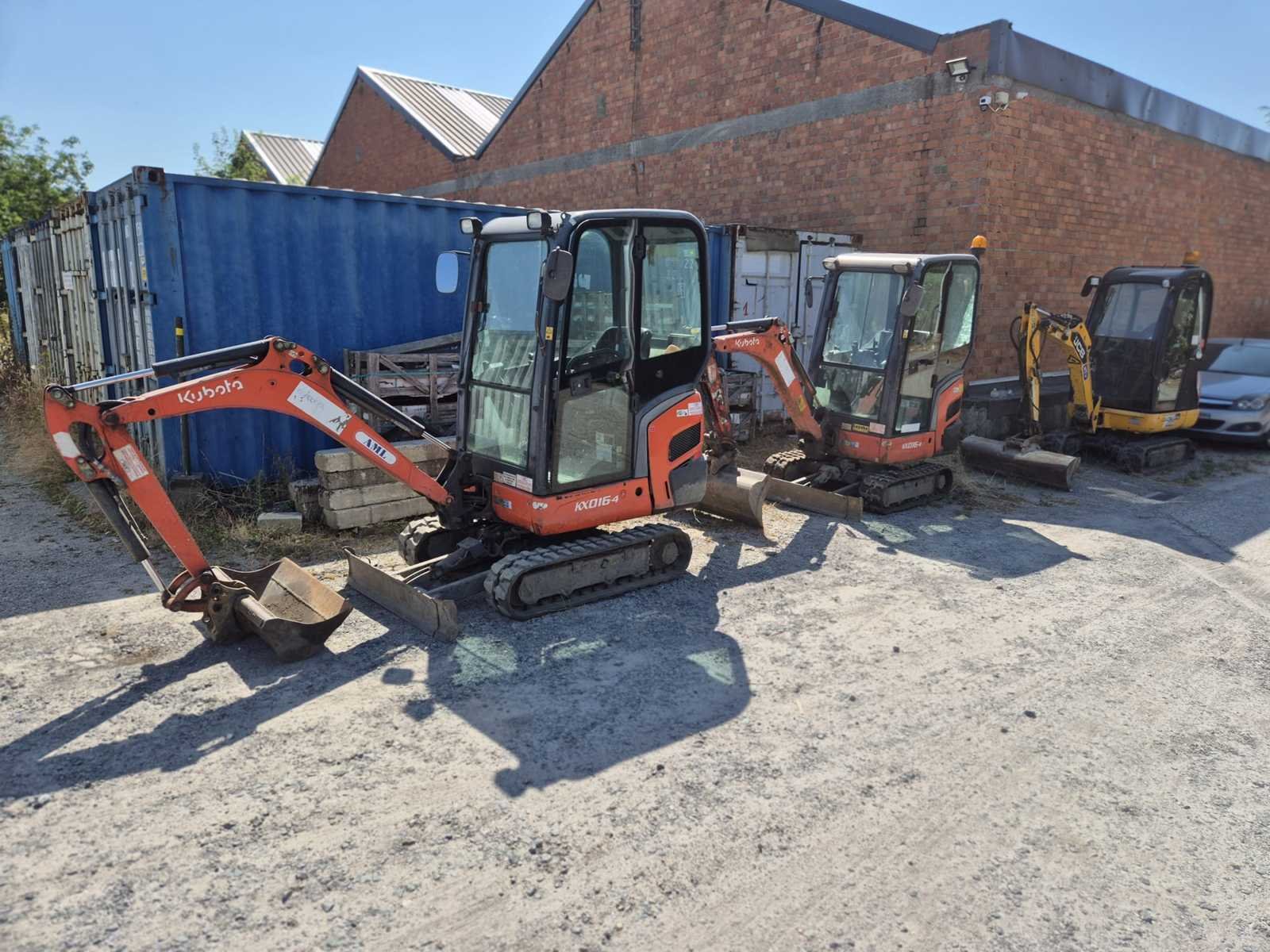 Diverse aannemersmaterialen, machines en metaalbewerking