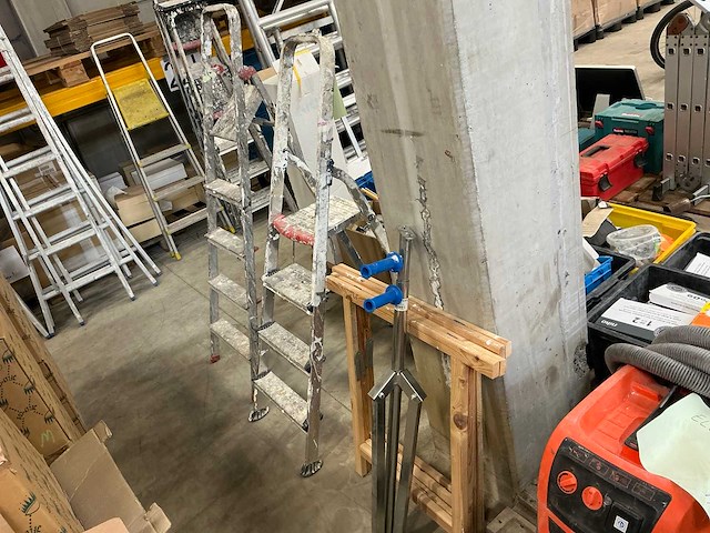 Diverse aannemersmaterialen - afbeelding 1 van  5