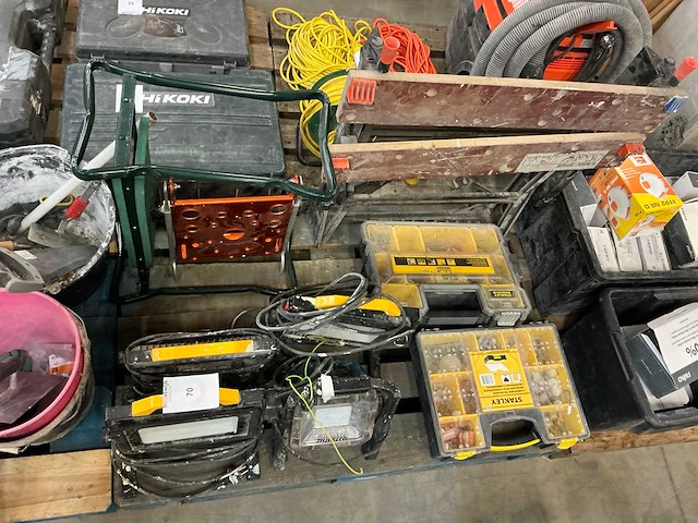 Diverse aannemersmaterialen - afbeelding 1 van  7