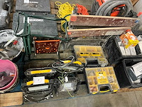 Diverse aannemersmaterialen - afbeelding 1 van  7