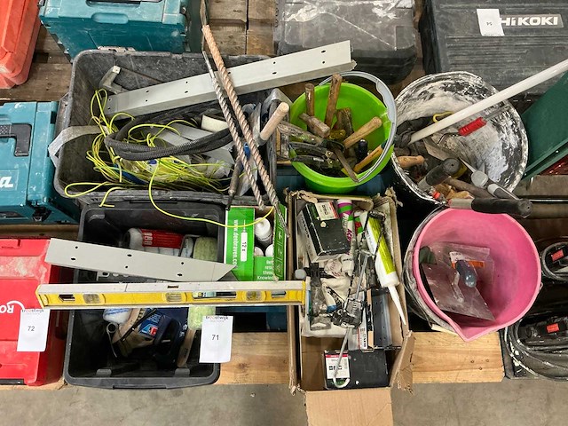 Diverse aannemersmaterialen - afbeelding 1 van  8