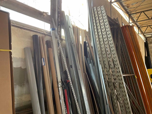 Diverse aannemersmaterialen - afbeelding 1 van  7