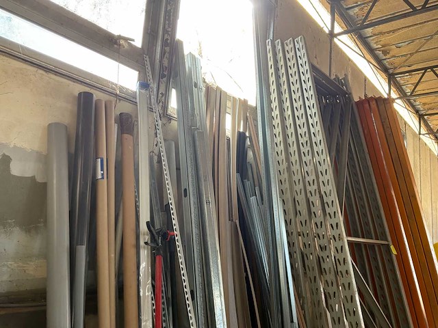 Diverse aannemersmaterialen - afbeelding 2 van  7