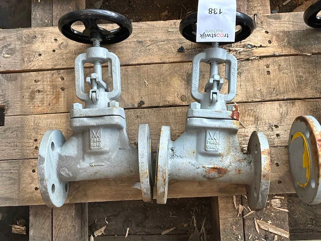 Diverse afsluitkleppen en grundfos pomp - afbeelding 1 van  1