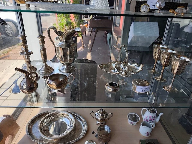 Diverse antieke en vintage verzilverde tafelvoorwerpen w.o.: schenkkan, art nouveau tafelschotel, 3 wijnbekers, 3 kandelaars, asbakje, doosje - afbeelding 1 van  7