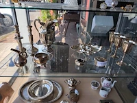 Diverse antieke en vintage verzilverde tafelvoorwerpen w.o.: schenkkan, art nouveau tafelschotel, 3 wijnbekers, 3 kandelaars, asbakje, doosje