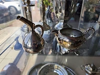 Diverse antieke en vintage verzilverde tafelvoorwerpen w.o.: schenkkan, art nouveau tafelschotel, 3 wijnbekers, 3 kandelaars, asbakje, doosje - afbeelding 2 van  7
