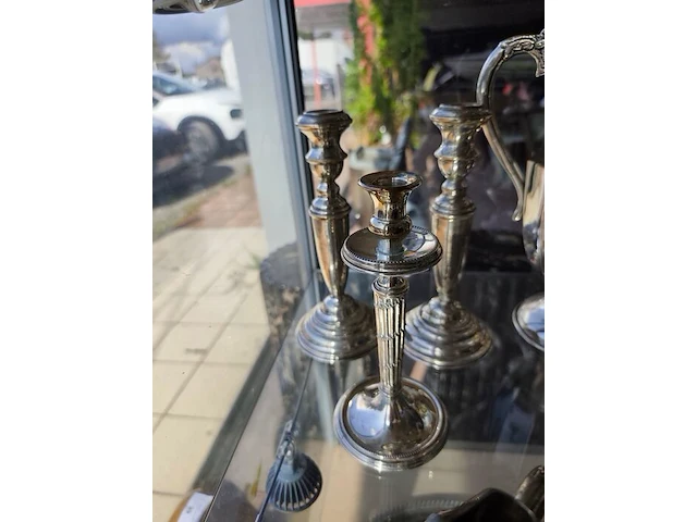 Diverse antieke en vintage verzilverde tafelvoorwerpen w.o.: schenkkan, art nouveau tafelschotel, 3 wijnbekers, 3 kandelaars, asbakje, doosje - afbeelding 3 van  7