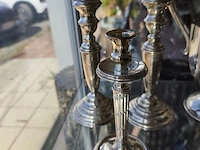 Diverse antieke en vintage verzilverde tafelvoorwerpen w.o.: schenkkan, art nouveau tafelschotel, 3 wijnbekers, 3 kandelaars, asbakje, doosje - afbeelding 3 van  7