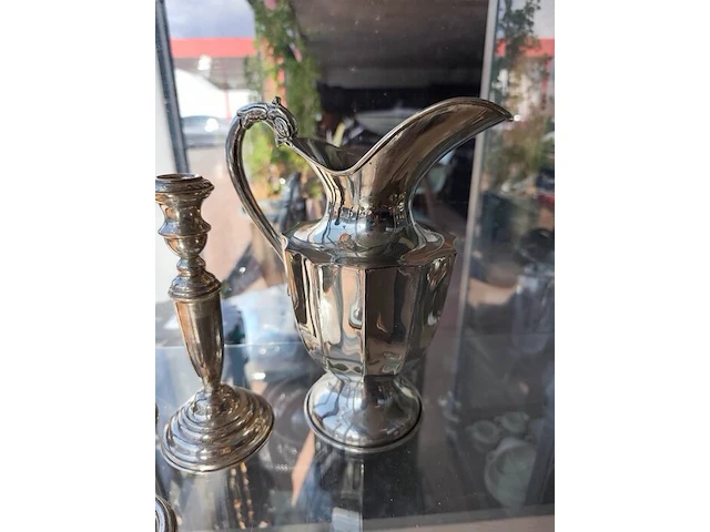Diverse antieke en vintage verzilverde tafelvoorwerpen w.o.: schenkkan, art nouveau tafelschotel, 3 wijnbekers, 3 kandelaars, asbakje, doosje - afbeelding 4 van  7