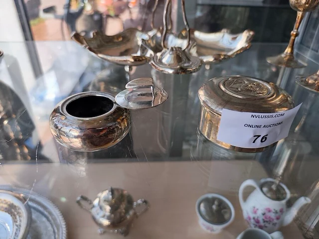 Diverse antieke en vintage verzilverde tafelvoorwerpen w.o.: schenkkan, art nouveau tafelschotel, 3 wijnbekers, 3 kandelaars, asbakje, doosje - afbeelding 5 van  7