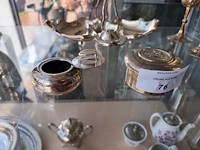 Diverse antieke en vintage verzilverde tafelvoorwerpen w.o.: schenkkan, art nouveau tafelschotel, 3 wijnbekers, 3 kandelaars, asbakje, doosje - afbeelding 5 van  7