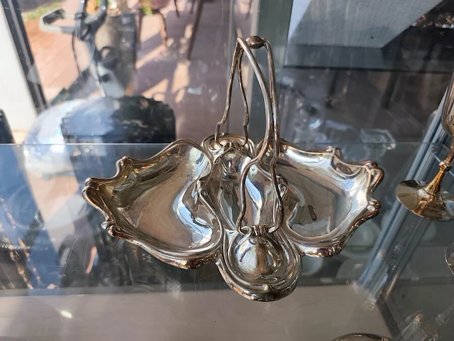 Diverse antieke en vintage verzilverde tafelvoorwerpen w.o.: schenkkan, art nouveau tafelschotel, 3 wijnbekers, 3 kandelaars, asbakje, doosje - afbeelding 6 van  7