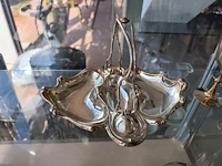 Diverse antieke en vintage verzilverde tafelvoorwerpen w.o.: schenkkan, art nouveau tafelschotel, 3 wijnbekers, 3 kandelaars, asbakje, doosje - afbeelding 6 van  7