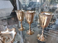 Diverse antieke en vintage verzilverde tafelvoorwerpen w.o.: schenkkan, art nouveau tafelschotel, 3 wijnbekers, 3 kandelaars, asbakje, doosje - afbeelding 7 van  7